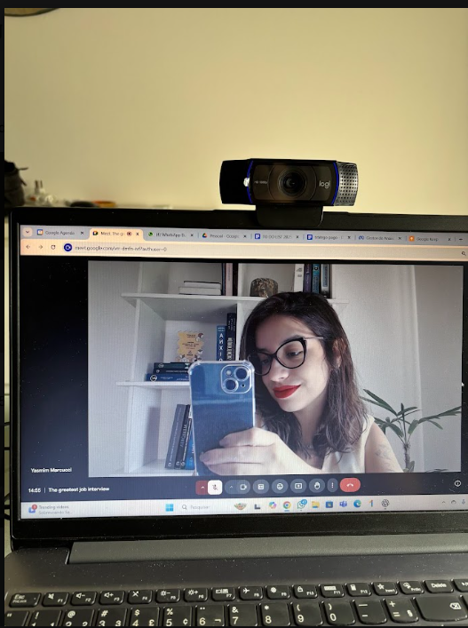 Teacher Yasmim conduzindo aula ao vivo